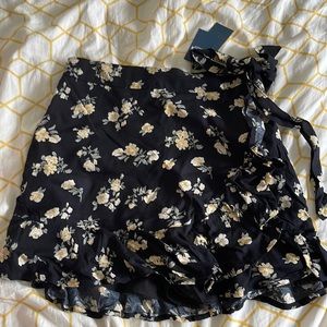 Hollister floral skirt NWT.